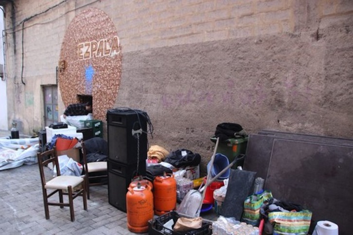 Gazte asanbladako kideak, gaztetxe barruan zegoen materiala ateratzen. (@tgazteasanblada) 