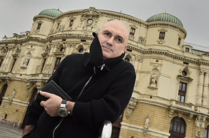 Calixto Bieito, Arriaga Antzokiaren kanpokaldean. (TWITTER/@Teatro_Arriaga)