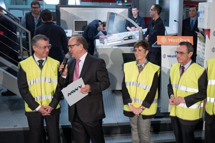 El lehendakari y sus consejeros Arantxa Tapia y Ángel Toña, en la empresa WestRock de Zamudio. (@arantxa_tapia)