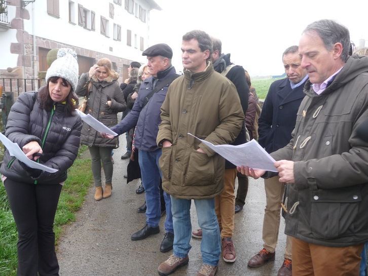 Los parlamentarios han visitado Lekaroz en relación con el macroproyecto Aroztegia. (Parlamento de Nafarroa)