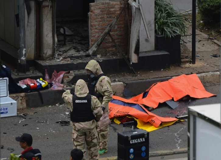 Varios cadáveres tapados con plásticos en el lugar de los ataques. (Romeo GACAD/AFP)