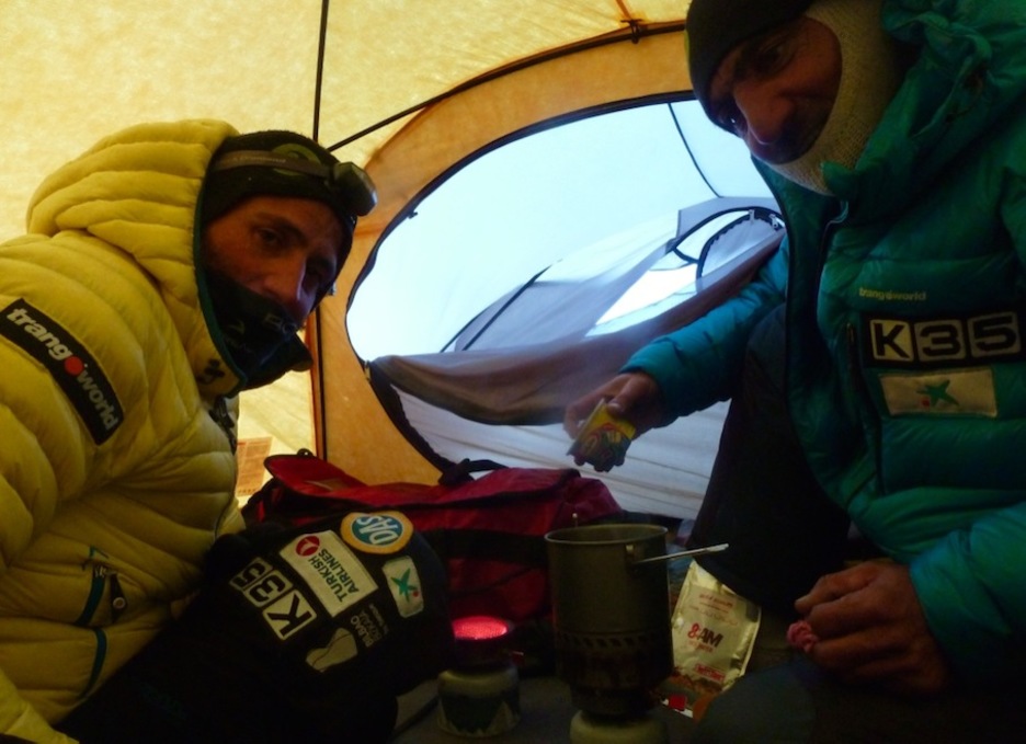 Txikon y Sadpara, dentro de la tienda del campo 1. (alextxikon.com) Txikon y Sadpara, dentro de la tienda del campo 1. (alextxikon.com)