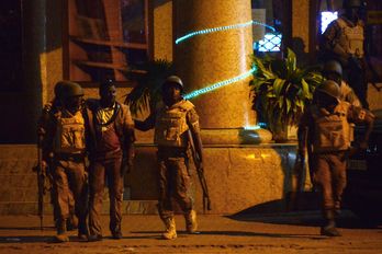 Soldados en las inmediaciones del hotel atacado. (Ahmed OUOBA / AFP)