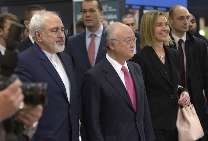 El ministro de exteriores iraní Mohammad Javad Zarif, el secretario general de la AIEA Yukiya Amano y la jefa de la diplomacia de la Unión Europea Federica Mogherini han comparecido juntos ante la prensa en Viena. (Hans PUNZ | AFP)