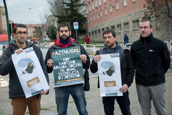 Iker Moreno, Gorka Zabala, Jon Patxi Arratibel y Gorka Mayo, con la omandancia de la Guardia Civil de Iruñea a sus espaldas. (Iñigo URIZ / ARGAZKI PRESS)