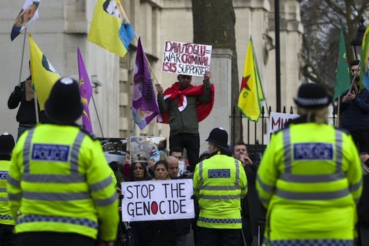Manifestantes kurdos ante el 10 de Downing Street durante la reunión entre Davutoglu y Cameron. (Justin TALLIS / AFP) 