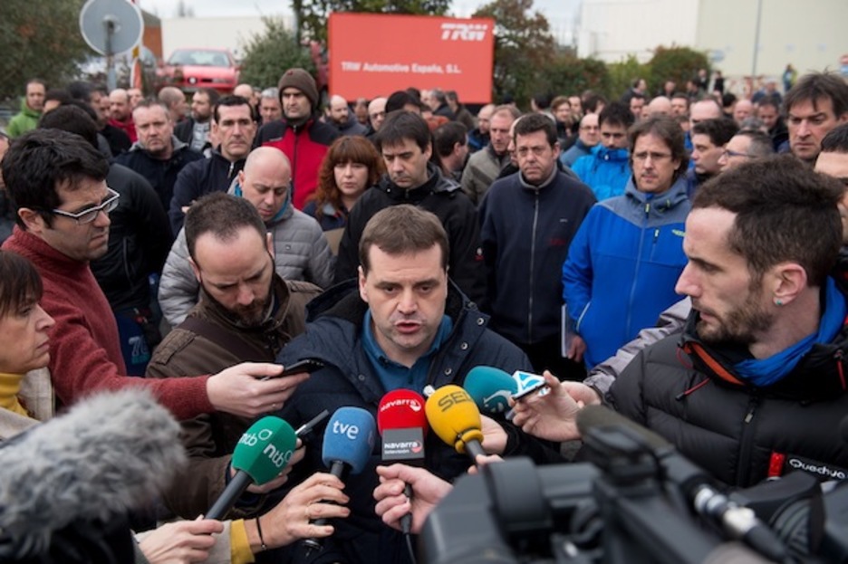 Josi Álvarez, presidente del comité de TRW, habla con los medios a las puertas de la fábrica. (Iñigo URIZ / ARGAZKI PRESS)