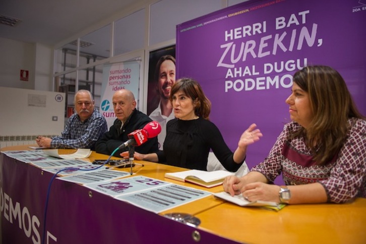 Los senadores y senadoras de Podemos han comparecido en Gasteiz. (Juanan RUIZ / ARGAZKI PRESS)