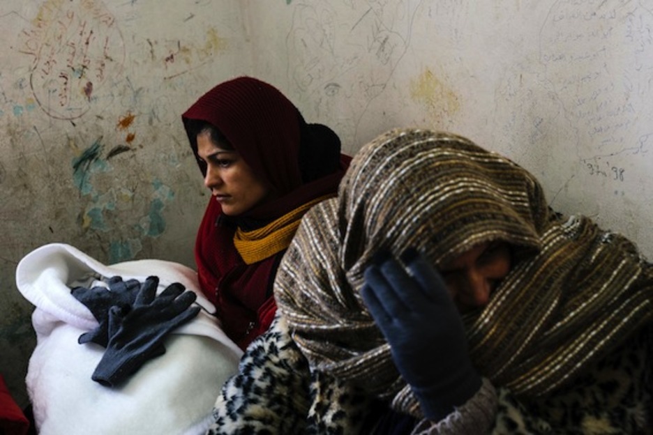 La ropa de abrigo se ha hecho imprescindible para el camino. (Dimitar DILKOFF/AFP)