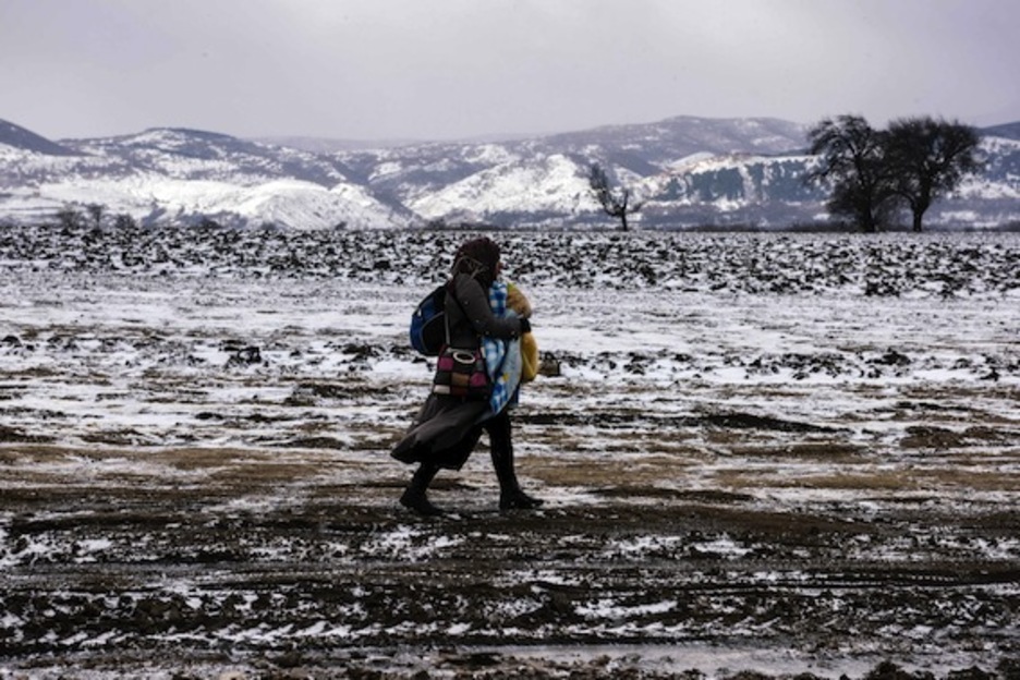Miles de personas se ven obligadas a emprender este duro camino con sus bebés en brazos. (Dimitar DILKOFF/AFP)