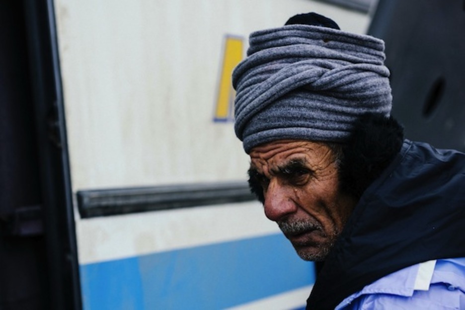 Un hombre, a punto de tomar un autobús en Presevo (Serbia). (Dimitar DILKOFF/AFP)