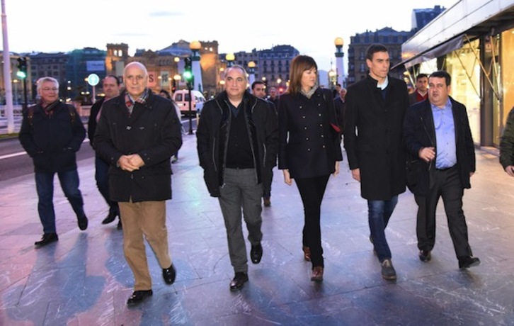 Sánchez, Mendia, Arriola y otros miembros del partido, en Donostia. (Andoni CANELLADA/ARGAZKI PRESS)