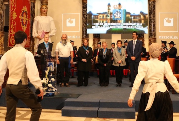 Acto de entrega de las medallas, en el Ayuntamiento de Donostia. (DONOSTIAKO UDALA)
