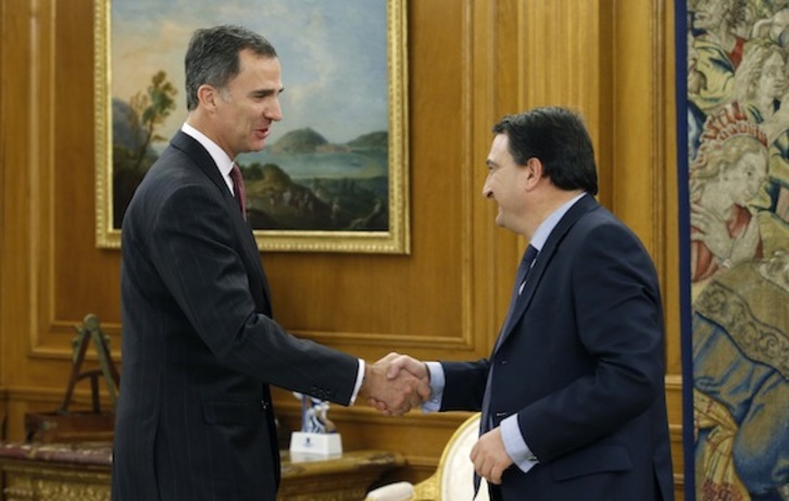 Saludo entre Felipe de Borbón y Aitor Esteban. (POOL EFE)