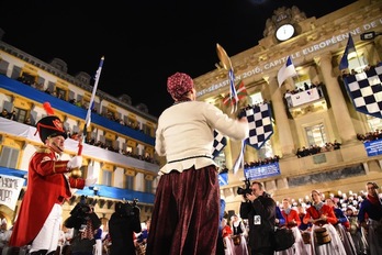 La izada ha marcado el inicio de las 24 horas de fiesta en Donostia. (Andoni CANELLADA/ARGAZKI PRESS)
