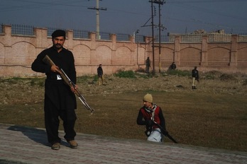 Personal de seguridad tomando posición en el exterior de la universidad. (A MAJEED / AFP)