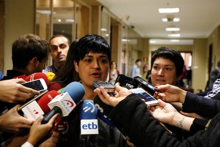 Marian Beitialarrangoitia, cuando acudió al Congreso a recoger su acta de diputada junto a Onintza Enbeita. (J. DANAE/ARGAZKI PRESS)