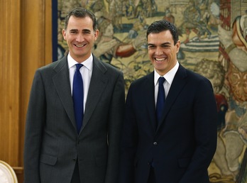 Felipe de Borbón y Pedro Sánchez posan sonrientes para los medios. (POOL EFE)