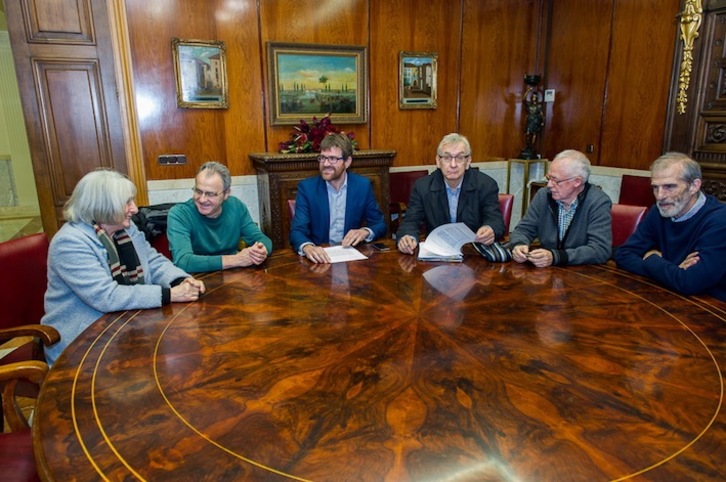 El alcalde, Gorka Urtaran, ha recibido a víctimas del 3 de marzo y a representantes de la iniciativa ciudadana. (Juanan RUIZ/ARGAZKI PRESS)
