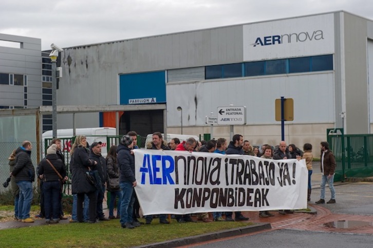Trabajadores de Aernnova se han concentrado a las puertas de la empresa. (Juanan RUIZ / ARGAZKI PRESS)