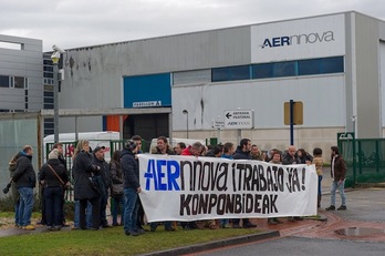 Trabajadores de Aernnova se han concentrado a las puertas de la empresa. (Juanan RUIZ / ARGAZKI PRESS)