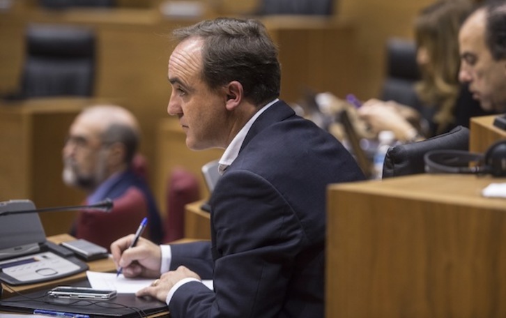 Javier Esparza, durante un pleno en el Parlamento de Nafarroa. (Jagoba MANTEROLA / ARGAZKI PRESS)