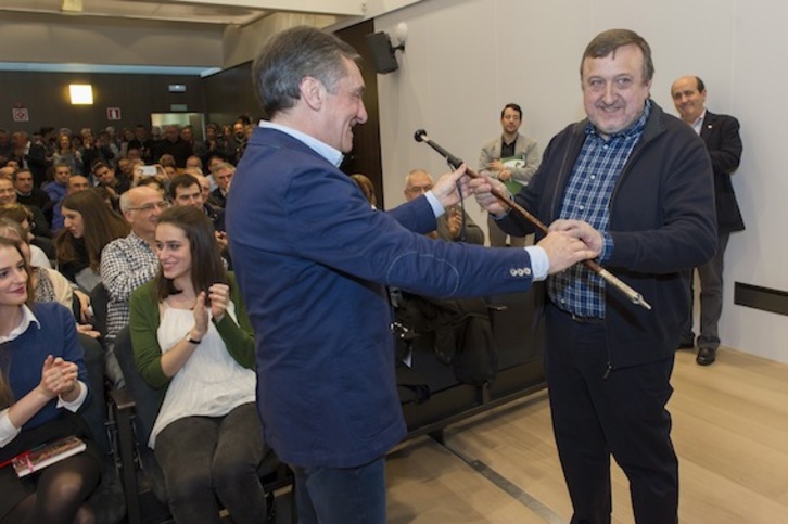 José Antonio Suso ha recibido el bastón de mando de manos de Xabier Agirre. (Juanan RUIZ/ARGAZKI PRESS)