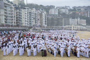Concentración playera de tamborradas. (Juan Carlos RUIZ/ARGAZKI PRESS)