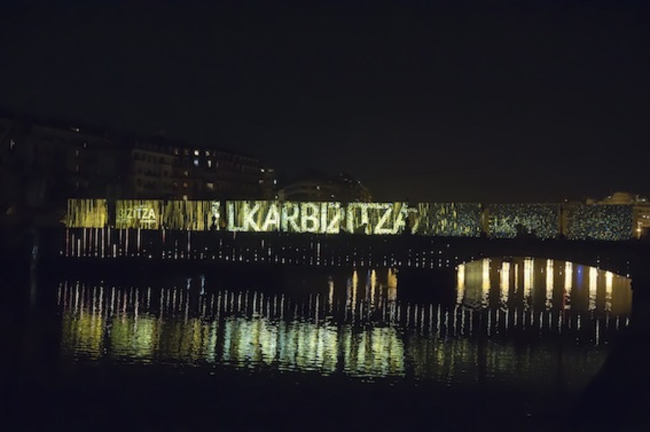 La palabra «convivencia», proyectada en el Puente de María Cristina. (Juan Carlos RUIZ/ARGAZKI PRESS)