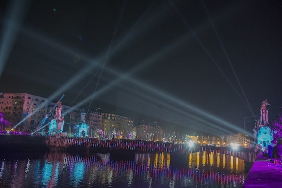 La iluminación ha tenido gran protagonismo en el acto. (Juan Carlos RUIZ/ARGAZKI PRESS)