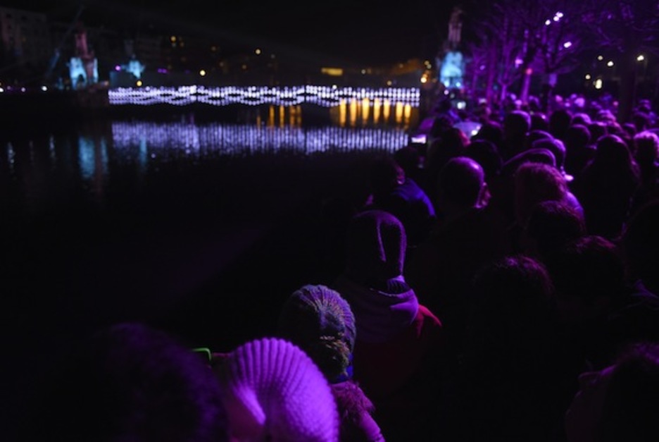 Miles de personas se han congregado a las orillas del Urumea. (Ander GILLENEA/AFP)