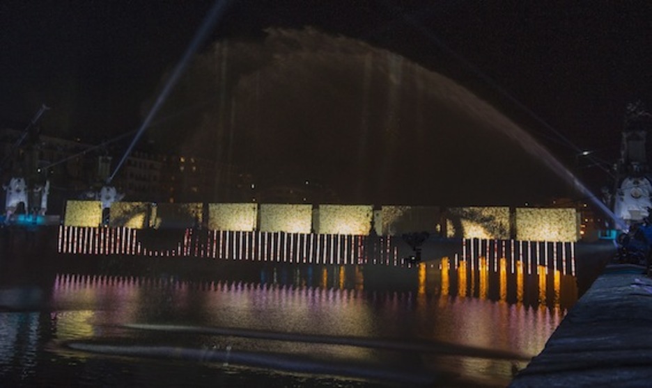 Dos grande ojos proyectados sobre el puente. (Juan Carlos RUIZ/ARGAZKI PRESS)