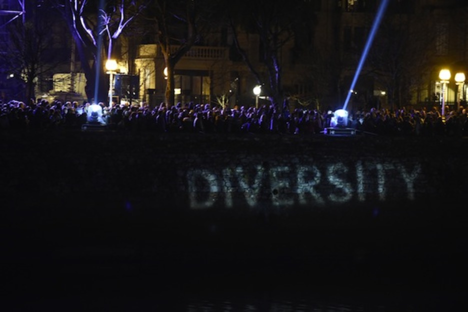 La palabra «diversidad» en inglés, en las orillas del Urumea. (Ander GILLENEA/AFP)