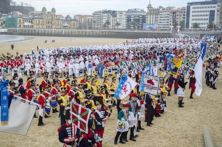 La jornada ha comenzado con una concentración playera de tamborradas. (Juan Carlos RUIZ/ARGAZKI PRESS) 
