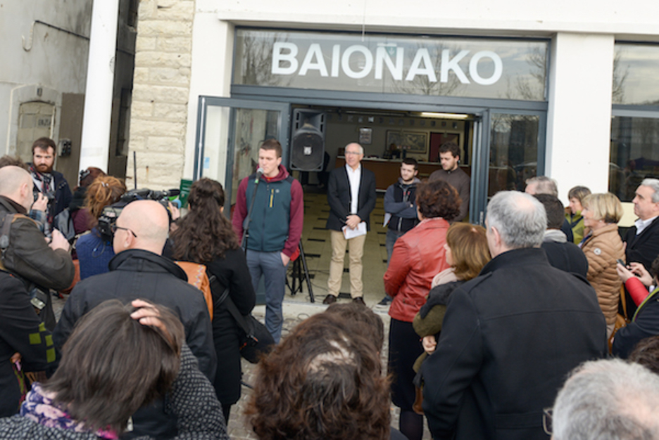 Bertsoak ere presente egon ziren estreinaldian.