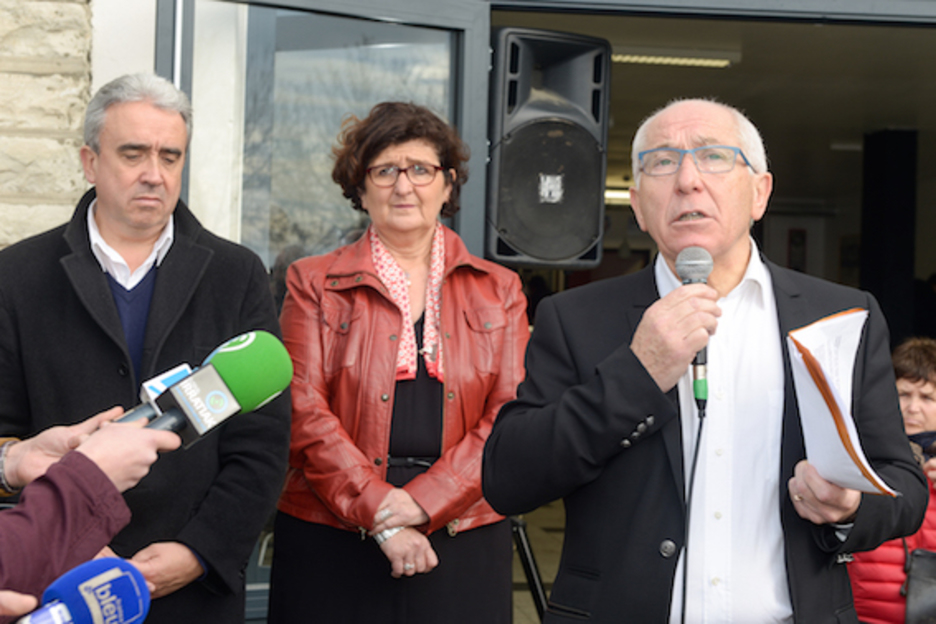 Jean-René Etchegaray, maire de Bayonne, a aussi pris la parole entouré d'élus. © Isabelle Miquelestorena