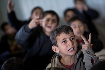 Un niño asiste a clase en una escuela en el campo de refugiados de Domiz, en Irak. (Unicef)