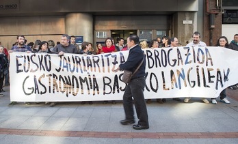 Concentración de trabajadores de Gastronomía Baska frente a la sede del Gobierno de Lakua en Bilbo. (Marisol RAMIREZ/ARGAZKI PRESS)