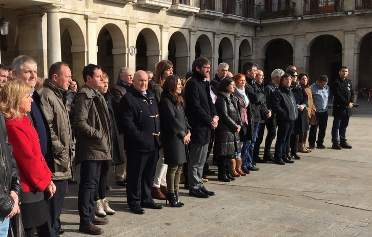 Concentración ante el Ayuntamiento de Gasteiz. (EH Bildu)