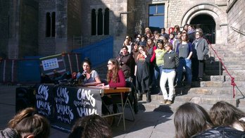 Imagen de la rueda de prensa ofrecida hoy en la Plaça del Rei. (COS)