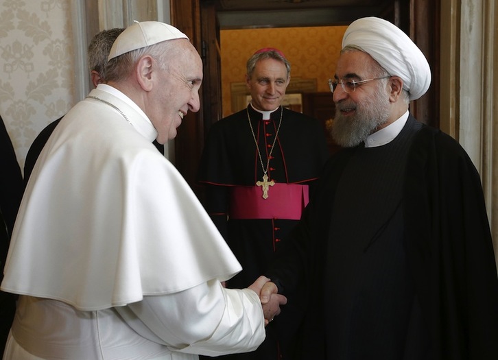 Rohani, con el Papa Francisco. (Andrew MEDICHINI/AFP)
