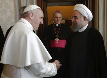 Rohani, con el Papa Francisco. (Andrew MEDICHINI/AFP)