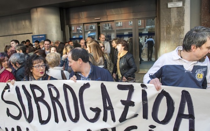 Concentración de trabajadores de Gastronomía Baska, ayer, ante la sede del Gobierno de Lakua en Bilbo. (Marisol RAMIREZ/ARGAZKI PRESS)