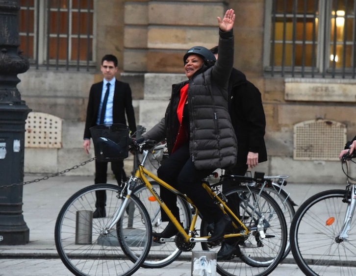 Christiane Taubira se despide mientras abandona el Ministerio de Justicia en bicicleta. (Dominique FAGET/AFP)