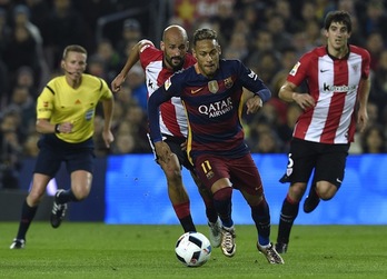 Mikel Rico persigue a Neymar ante la mirada del árbitro y de San José. (Lluís GENÉ/AFP)