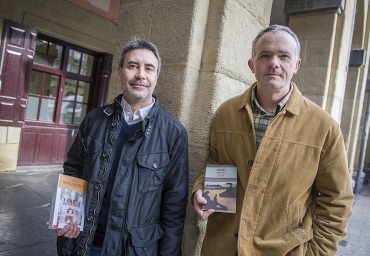 Jose Ramon Vazquez eta Anton Garikano, itzulitako liburuekin. (Gorka RUBIO/ARGAZKI PRESS)