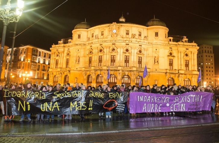 Bilboko Arriaga plazan egin dute elkarretaratzea. (Monika DEL VALLE/ARGAZKI PRESS)