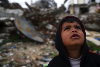 Un niño palestino en medio del temporal que está sufriendo Gaza