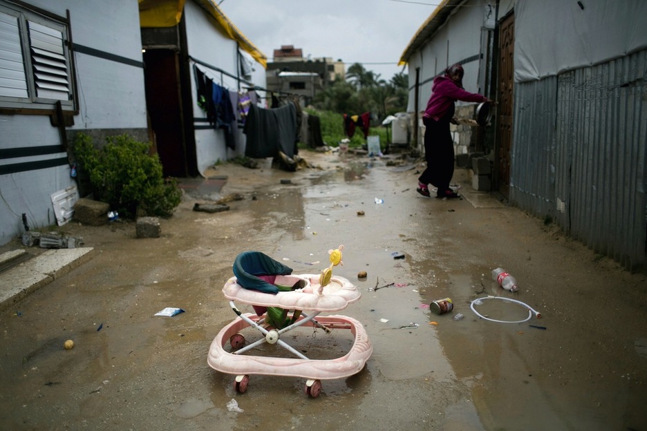Las calles de Gaza embarradas. (Said KHATIB / AFP)