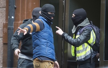 Agentes de la Policía española en Bilbo, donde se produjo uno de los arrestos. (Monika DEL VALLE/ARGAZKI PRESS)